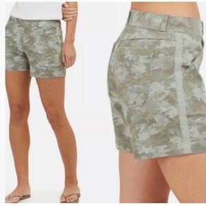 SPANX Stretch Twill Camo Shorts 5” Sz M